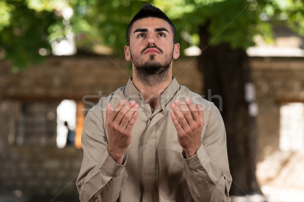 Oświecenie młodych Muzułmanin człowiek tradycyjny Zdjęcia stock © Jasminko