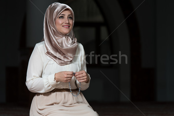 Stock fotó: Fiatal · muszlim · nő · imádkozik · mecset · kezek