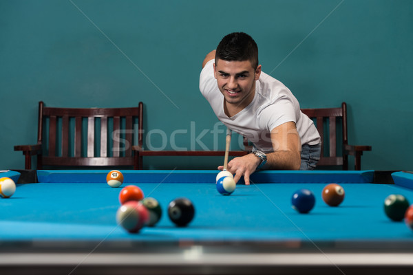 Buena tiro los hombres jóvenes pelota mesa de billar hombre Foto stock © Jasminko