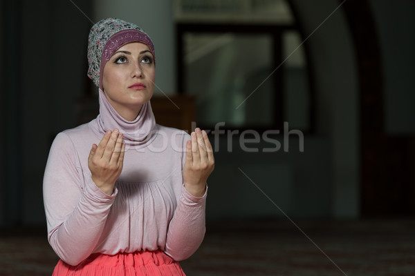Muslim donna pregando moschea giovani mani Foto d'archivio © Jasminko