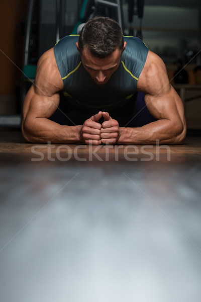 Junger Mann drücken Fitnessstudio jungen Athleten Liegestütze Stock foto © Jasminko