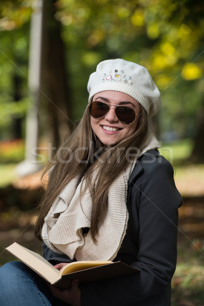 [[stock_photo]]: Femme · séance · parc · lecture · livre · portrait