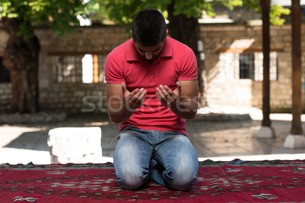 Megvilágosodás muszlim férfi imádkozik mecset kint Stock fotó © Jasminko