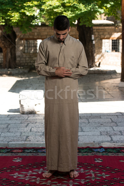 Skromny Muzułmanin modlitwy młodych człowiek Zdjęcia stock © Jasminko