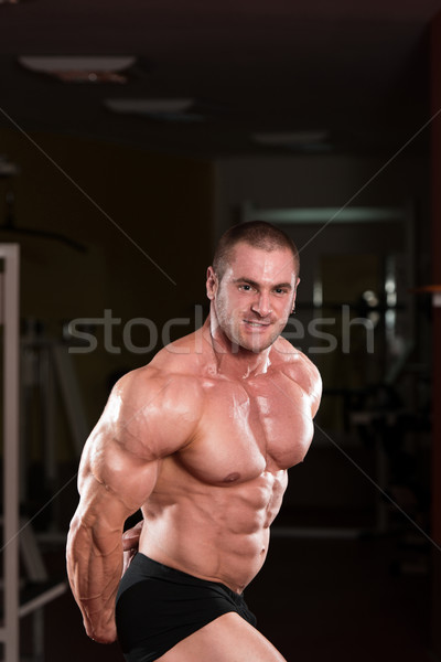 Kulturysta strona triceps stanowią poważny Zdjęcia stock © Jasminko