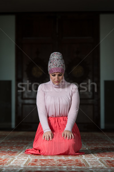 Foto stock: Muçulmano · mulher · oração · mesquita · jovem · mãos