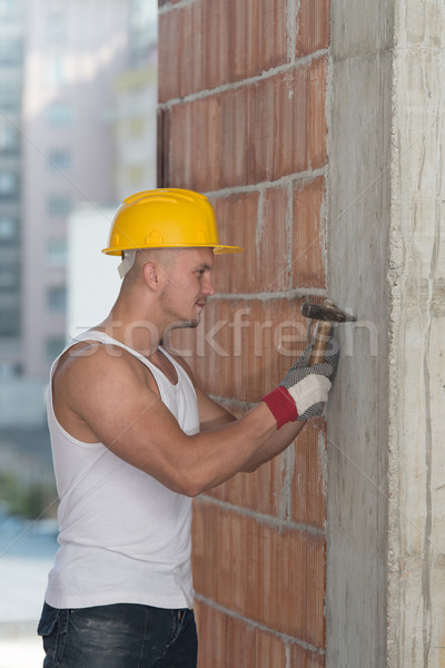 Builder arbeiten Hammer Nagel gut aussehend Bau Stock foto © Jasminko