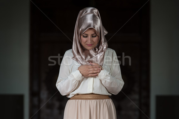 Stok fotoğraf: Müslüman · kadın · dua · eden · cami · genç · kız