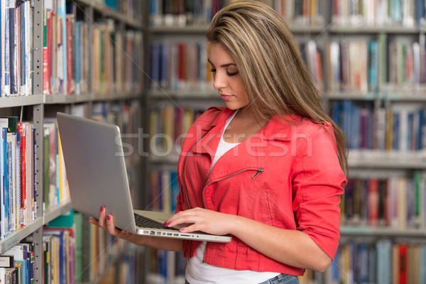 Stock foto: Glücklich · weiblichen · Studenten · Laptop · Bibliothek · ziemlich