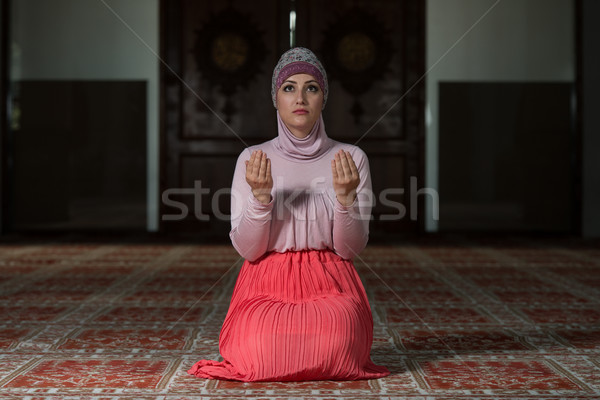 Foto d'archivio: Muslim · donna · pregando · moschea · giovani · mani