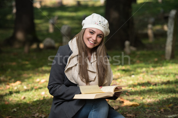 ストックフォト: 美しい · 若い女性 · 読む · 図書 · 公園 · 肖像