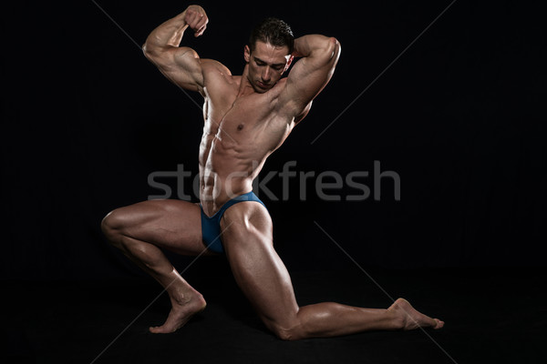 Flexionar jovem musculação músculos preto Foto stock © Jasminko