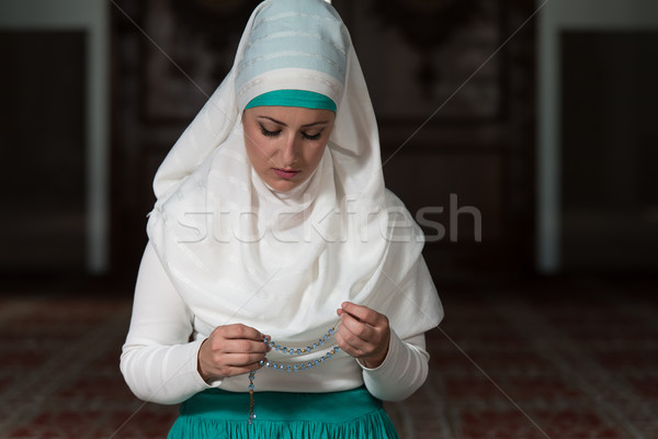 Foto d'archivio: Muslim · donna · pregando · moschea · giovani · ragazza