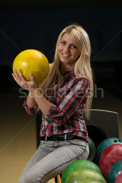 Frauen halten Bowlingkugel Spaß weiblichen lächelnd Stock foto © Jasminko