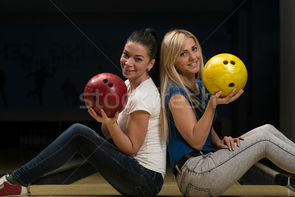 Heiter halten Bowlingkugel Paar Spaß Stock foto © Jasminko