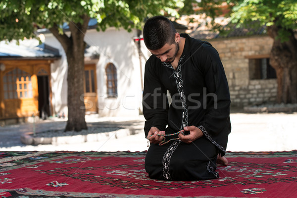скромный мусульманских молитвы молодые человека Сток-фото © Jasminko
