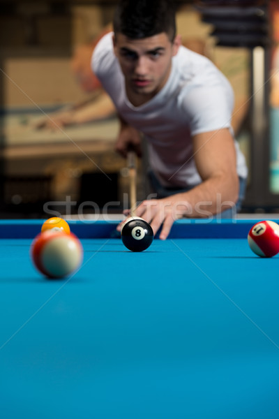 Mann spielen Pool Sport Ball Erfolg Stock foto © Jasminko