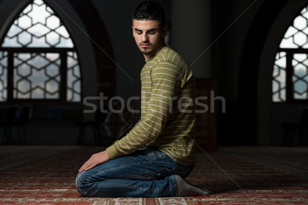 Fiatal muszlim fickó imádkozik férfi mecset Stock fotó © Jasminko