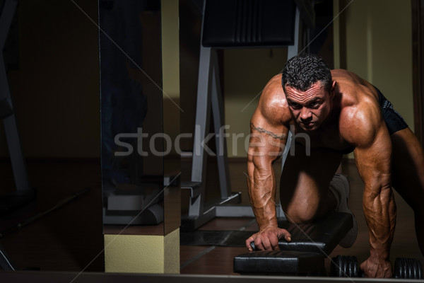 Foto stock: Masculino · musculação · pesado · peso · exercer · de · volta