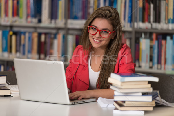 Foto stock: Jóvenes · estudiante · usando · la · computadora · portátil · biblioteca · bastante · femenino