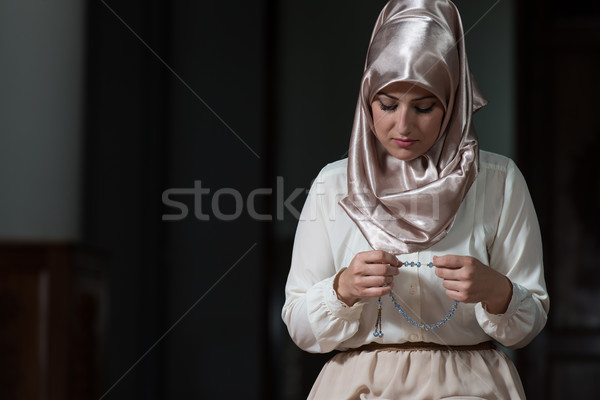 Stock fotó: Fiatal · muszlim · nő · imádkozik · mecset · kezek
