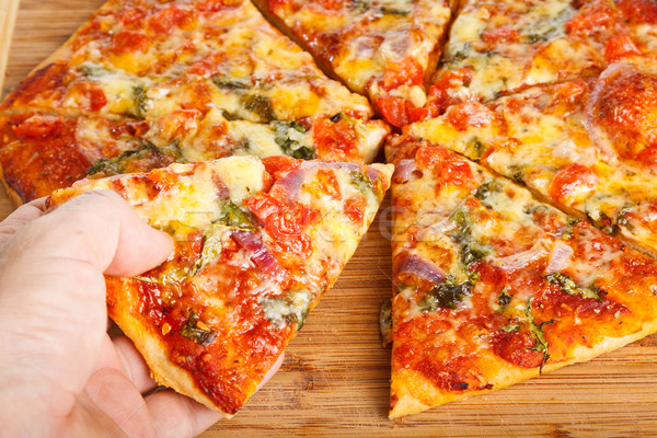 Mano toma casero pizza primer plano restaurante Foto stock © jaykayl