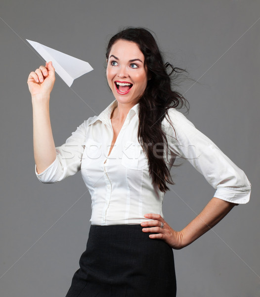 Stockfoto: Mooie · glimlachende · vrouw · papieren · vliegtuig · jonge · zakenvrouw