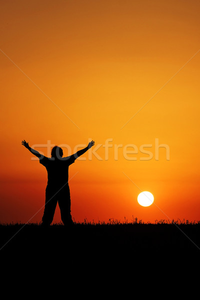 Pôr do sol adorar jovem pessoa mãos ar Foto stock © jaykayl