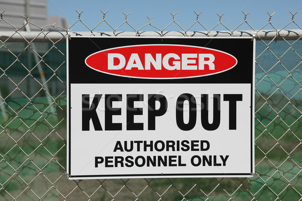 Pericolo fuori segno catena filo recinzione Foto d'archivio © jeayesy