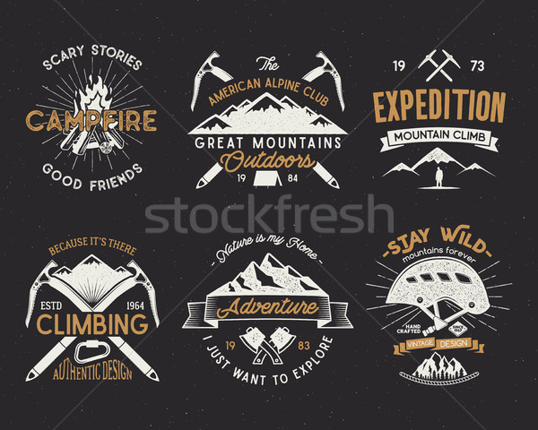 Set alpinism etichete munţi expeditie epocă Imagine de stoc © JeksonGraphics