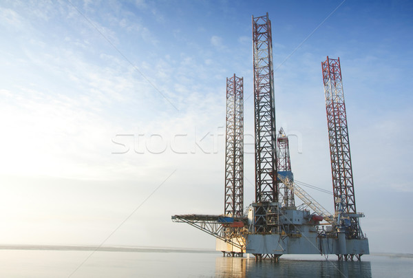 Torre de perforación petrolera costa afuera negocios construcción mar humo Foto stock © jezper