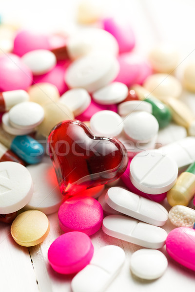 Pilules coloré rouge coeur médecine [[stock_photo]] © jirkaejc