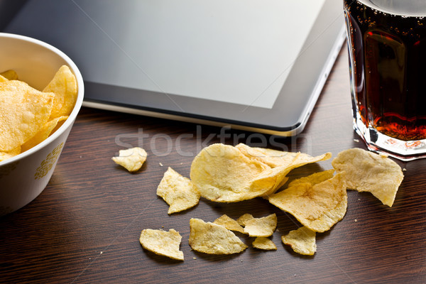 Knusprig Kartoffelchips Holztisch essen Kartoffel geschnitten Stock foto © jirkaejc