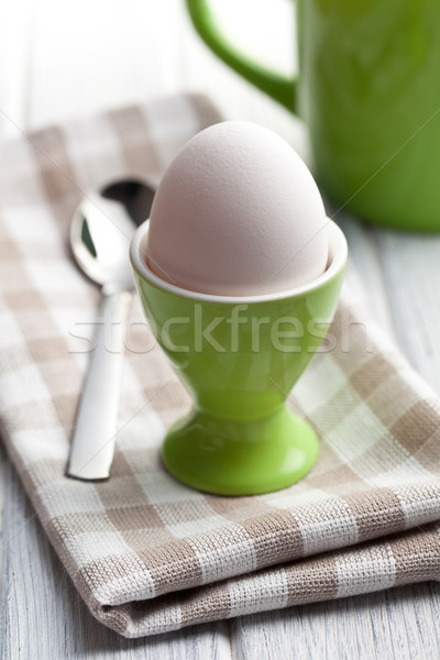 Huevo pasado por agua huevera mesa de madera huevo desayuno comer Foto stock © jirkaejc