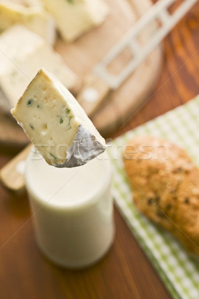 Branza cu mucegai lapte fundal albastru brânză sticlă Imagine de stoc © jirkaejc