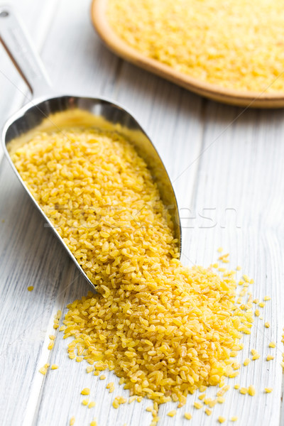 小麦 · 金属 ·舀· 厨房的桌子 · 性质 · 健康 / bulgur wheat