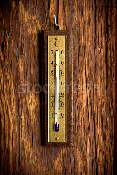 Epocă analog termometru vechi lemn Imagine de stoc © jirkaejc