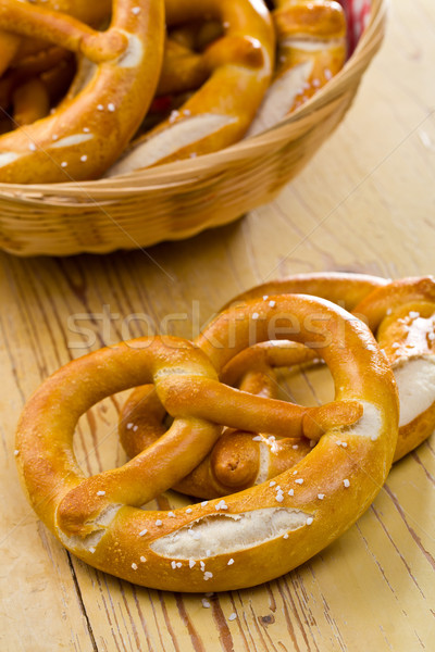 椒鹽脆餅 廚房的桌子 吃 新鮮 麵包店 德國 商業照片 © jirkaejc