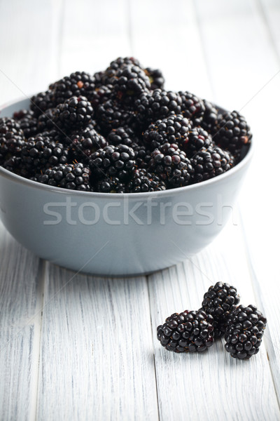 BlackBerry Obstschale Küchentisch Hintergrund Farbe Essen Stock foto © jirkaejc