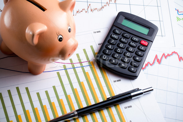 Kalkulator banku piggy pióro wykres biznesowych działalności biuro Zdjęcia stock © jirkaejc