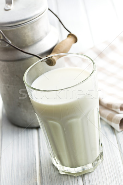 Foto stock: Vidrio · leche · mesa · de · madera · fondo · vaca · beber