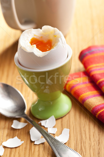 Huevo pasado por agua huevera mesa de madera huevo desayuno comer Foto stock © jirkaejc