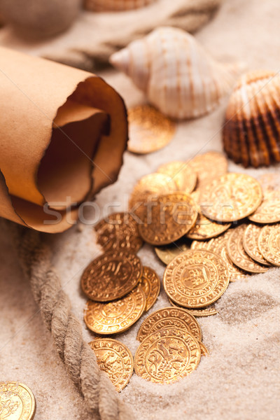 Mapa del tesoro dorado monedas mapa financiar antiguos Foto stock © jirkaejc