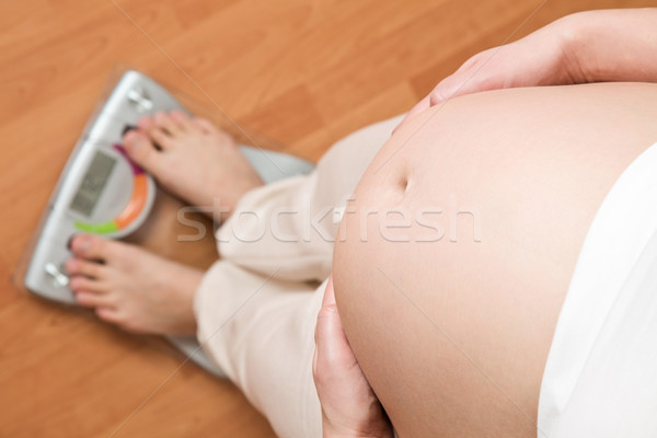 妊婦 立って スケール 母親 妊娠 小さな ストックフォト © jirkaejc