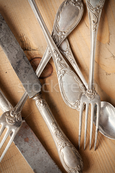 Vechi tacâmuri masa de lemn metal bucătărie restaurant Imagine de stoc © jirkaejc