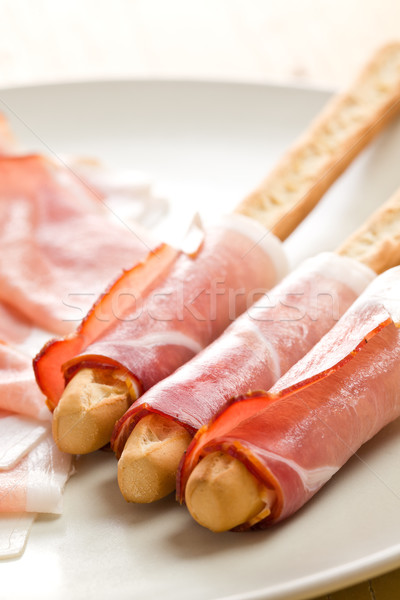 面包    吃    饮食 / photo shot of grissini sticks with ham