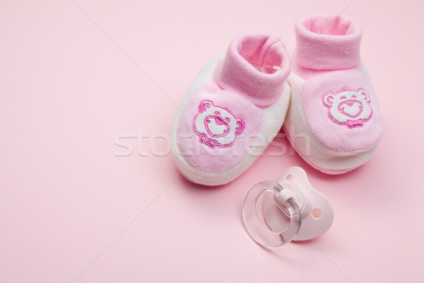 粉紅色 嬰兒鞋 奶嘴 女孩 鞋 年輕 商業照片 © jirkaejc