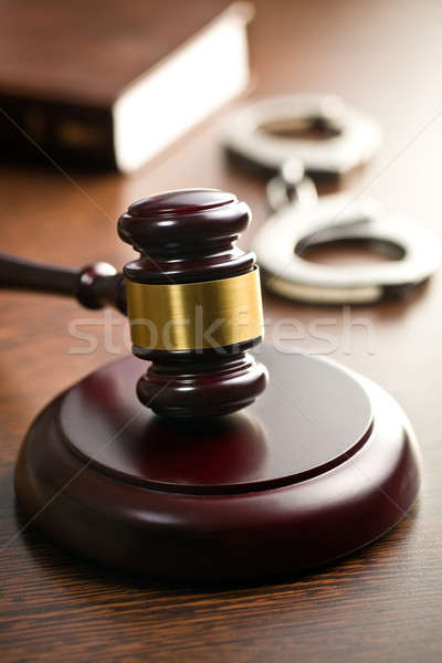 Giudice martelletto manette tavolo in legno libro catena Foto d'archivio © jirkaejc