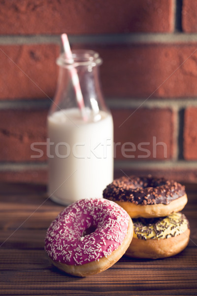 Unterschiedlich Donuts Holztisch Backsteinmauer Schokolade Kuchen Stock foto © jirkaejc