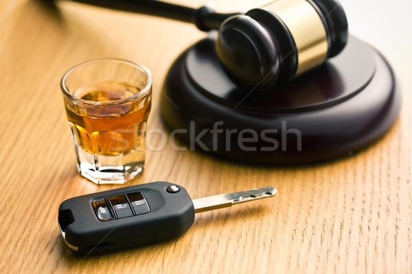 Bea conducere sticlă bar drept alcool Imagine de stoc © jirkaejc